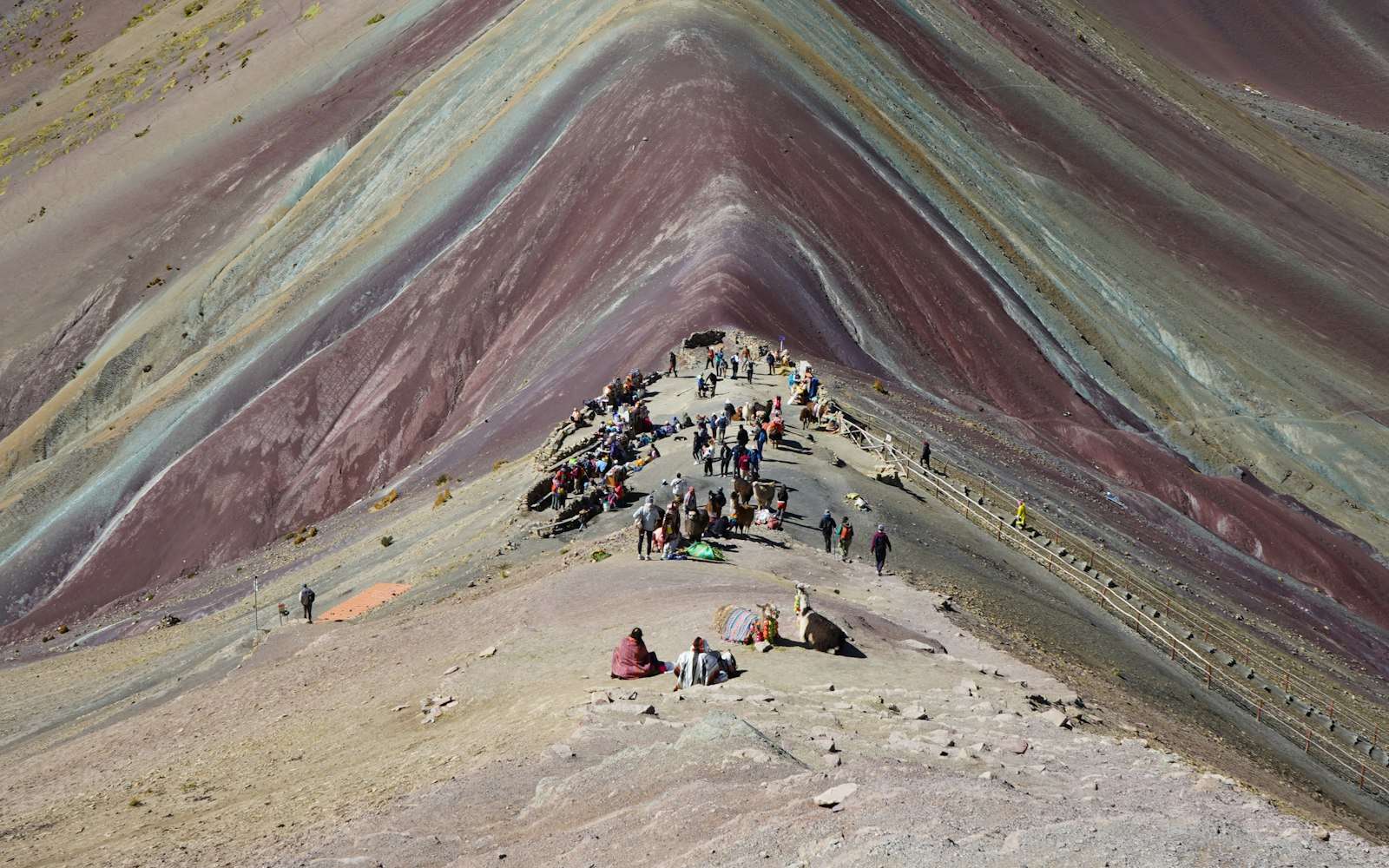 The striped ridge of Vinicunca and its visitors